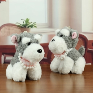 Gros plan de porte-clés Schnauzer en peluche avec fourrure grise et bandanas à carreaux
