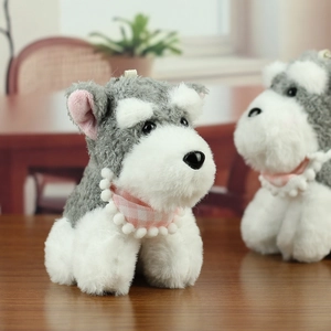 Détail d'un porte-clés peluche Schnauzer avec fourrure bicolore et un collier en dentelle