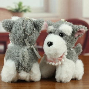 Détail recto-verso d'une peluche chien Schnauzer avec fourrure douce et chaîne métal