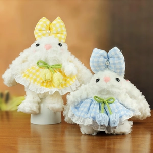 Lapins en peluche blancs avec robes à fleurs jaunes et bleues et détails en dentelle