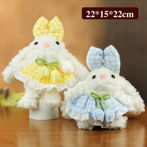 Lapins en peluche mignons en robes à fleurs jaune et bleu avec nœuds à carreaux