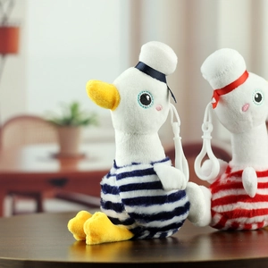 Dettaglio di portachiavi a forma di papera marinaio in peluche con strisce blu