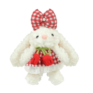 Lapin en peluche blanc avec robe à carreaux rouges et pendentif cerise sur fond blanc
