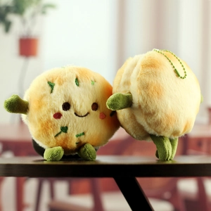Lot de charms peluche mignons en forme de galette avec broderie sur fond de bois