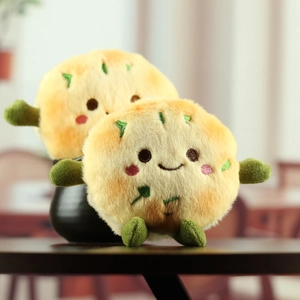 Gros plan de jolis porte-clés en peluche crêpe aux oignons avec broderies et détails verts