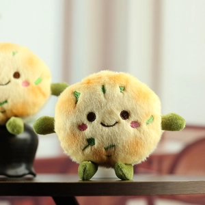 Détail macro d'un pendentif en peluche crêpe à l'oignon vert avec texture douce et broderie