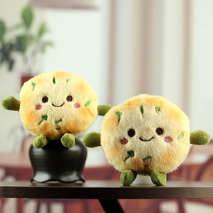 Gros plan sur la texture pelucheuse douce des pendentifs mignons en forme de crêpe