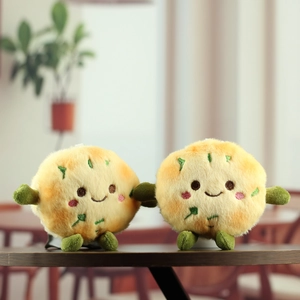 Détail de porte-clés en peluche crêpe aux oignons avec broderies et texture douce