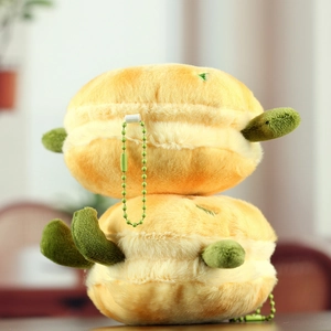 Gros plan d'un pendentif en peluche jaune avec chaîne à billes et texture douce