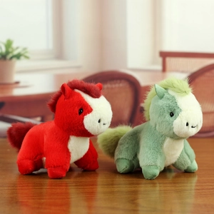 Porte-clés poney en peluche rouge et vert menthe sur fond en bois rustique