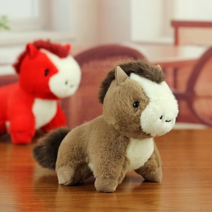 Détail de deux jolis pendentifs poney en peluche marron et rouge en matériau doux