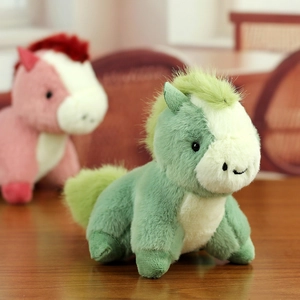 Vue détaillée d'un porte-clés poney en peluche vert clair aux textures douces et crinière