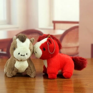 Gros plan de porte-clés poney en peluche avec texture douce et chaînes à billes