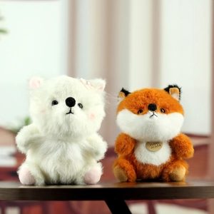 Détails des peluches faites à la main en fourrure synthétique avec étiquette en bois