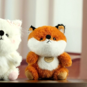 Gros plan d'un renard en peluche avec étiquette dorée Handmade et texture douce