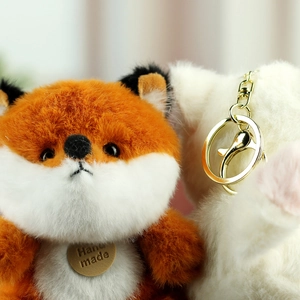 Gros plan du porte-clés renard en peluche fait main avec anneau doré et fourrure douce