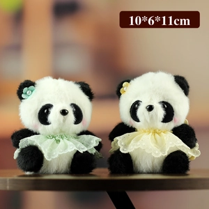 Portachiavi peluche panda con colletto in pizzo e fascia floreale su tavolo in legno