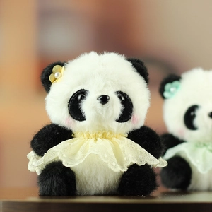 Dettagli dei portachiavi panda di peluche con colletti di pizzo e decori di perle