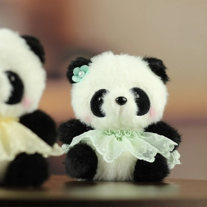 Dettaglio di un portachiavi a forma di panda con pizzo verde menta e fiore di perla