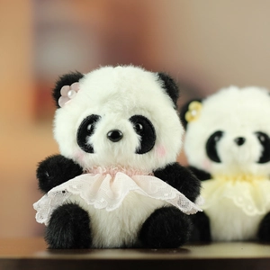 Dettaglio portachiavi panda di peluche con sciarpa di pizzo e decorazioni di perle fini