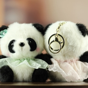 Dettaglio fronte e retro del portachiavi panda di peluche con colletto in pizzo e gancio