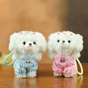 Porte-clés chien en peluche avec salopettes colorées sur une surface en bois chaleureuse
