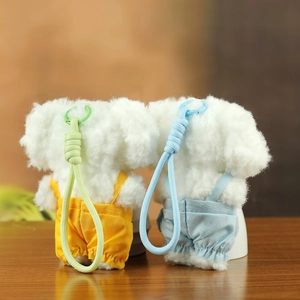 Détail de porte-clés ours en peluche mignons portant des salopettes vus de dos