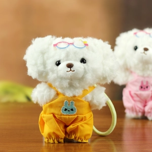 Vue détaillée du porte-clés chien en peluche blanc avec salopette jaune et lunettes