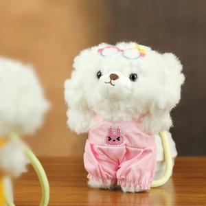 Détail du porte-clés chien en peluche avec salopette rose et lunettes sur bois