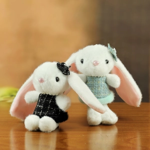 Porte-clés lapin en peluche avec robes en tweed et colliers de perles sur bois