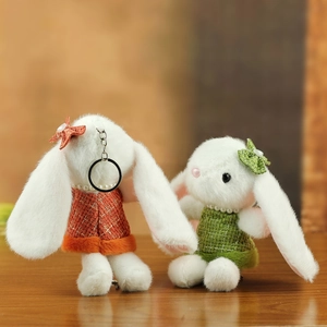 Détails des lapins en peluche en robes de tweed orange et vert avec colliers de perles