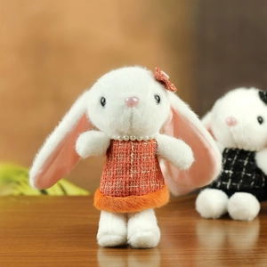 Détails du lapin en peluche en robe de tweed avec chaîne en perles et nœud orange