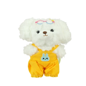 Porte-clés chien en peluche blanc avec salopette jaune et lunettes sur fond blanc