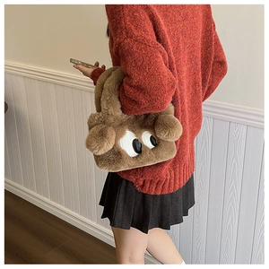 Détail du sac à main en peluche marron avec yeux de dessin animé sur un mannequin