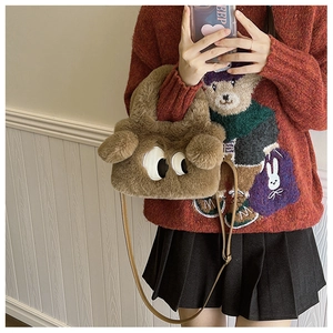 Sac à main en peluche marron avec de grands yeux de dessin animé et bandoulière en cuir