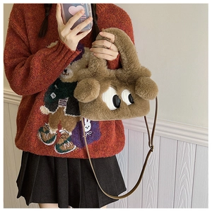Détail du sac chien en peluche avec grands yeux, texture douce et bandoulière en cuir