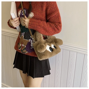 Détail du sac en peluche chiot marron avec de grands yeux et une bandoulière en similicuir