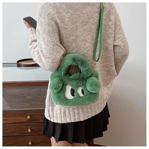 Détail d'un sac en peluche vert avec yeux de dessin animé et bandoulière réglable