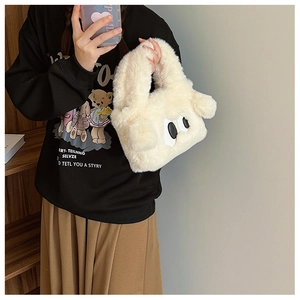 Détail du sac à main chiot en peluche blanc crème montrant la texture douce et les poils