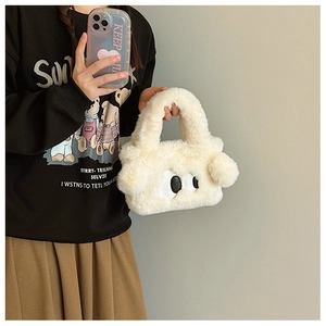 Détail du sac à main chiot en peluche crème avec yeux de dessin animé et texture douce