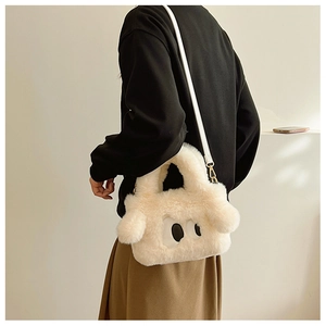 Détail du sac en peluche avec yeux de chien et bandoulière en PU amovible