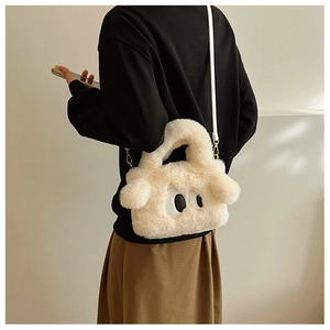 Détail du sac bandoulière en peluche douce avec design d'yeux mignons et bandoulière