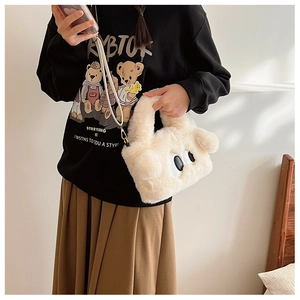 Gros plan d'un sac en peluche blanc avec yeux de dessin animé porté en bandoulière