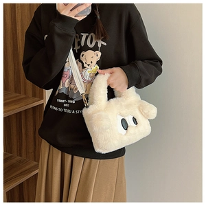 Détail du sac bandoulière en peluche blanche avec yeux de dessin animé et métal doré