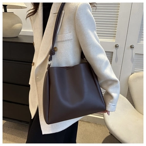 Détail du sac cabas en cuir marron café à l'épaule avec une finition mate