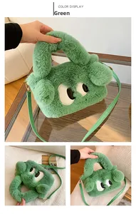 Détail du sac en peluche vert avec grands yeux de dessin animé et fausse fourrure