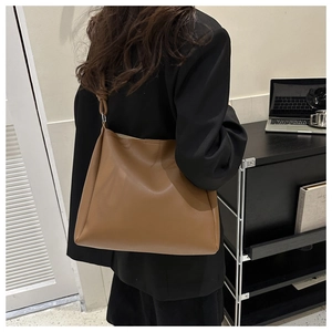 Grand sac à épaule en cuir marron pour femme présenté dans un décor de bureau professionnel