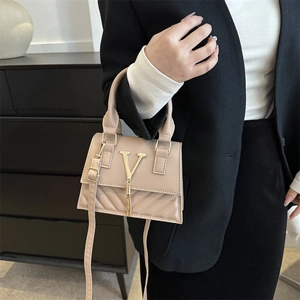 Borsa vintage in pelle beige con fibbia a V dorata, nappa e dettagli trapuntati a V