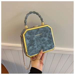 Gedetailleerde weergave van de marmeren doestas met gouden rand en metalen ketting.