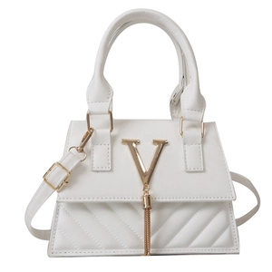 Borsa a tracolla trapuntata bianca con hardware a V dorato e dettaglio con nappa